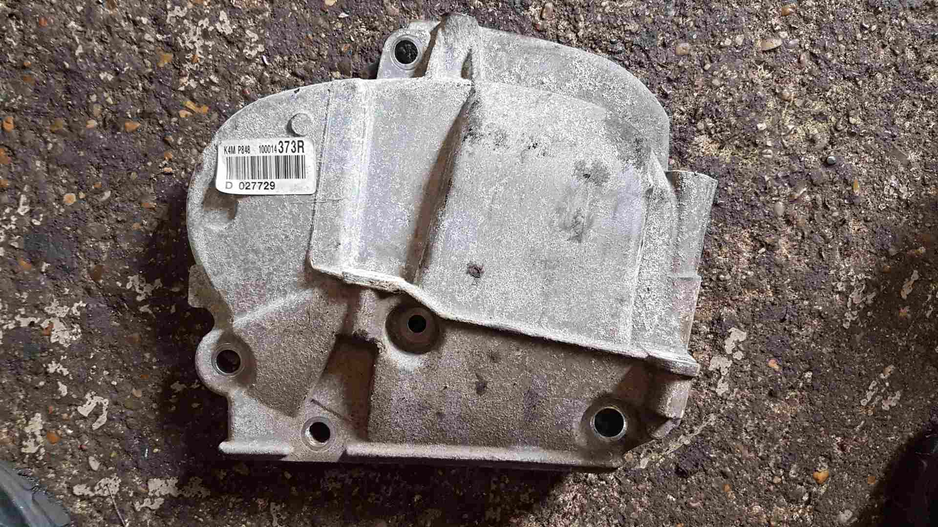 Thumb 4 Renault Megane MK3 2008-2010 230 CAM Belt Cover Engine Bracket 8200294625