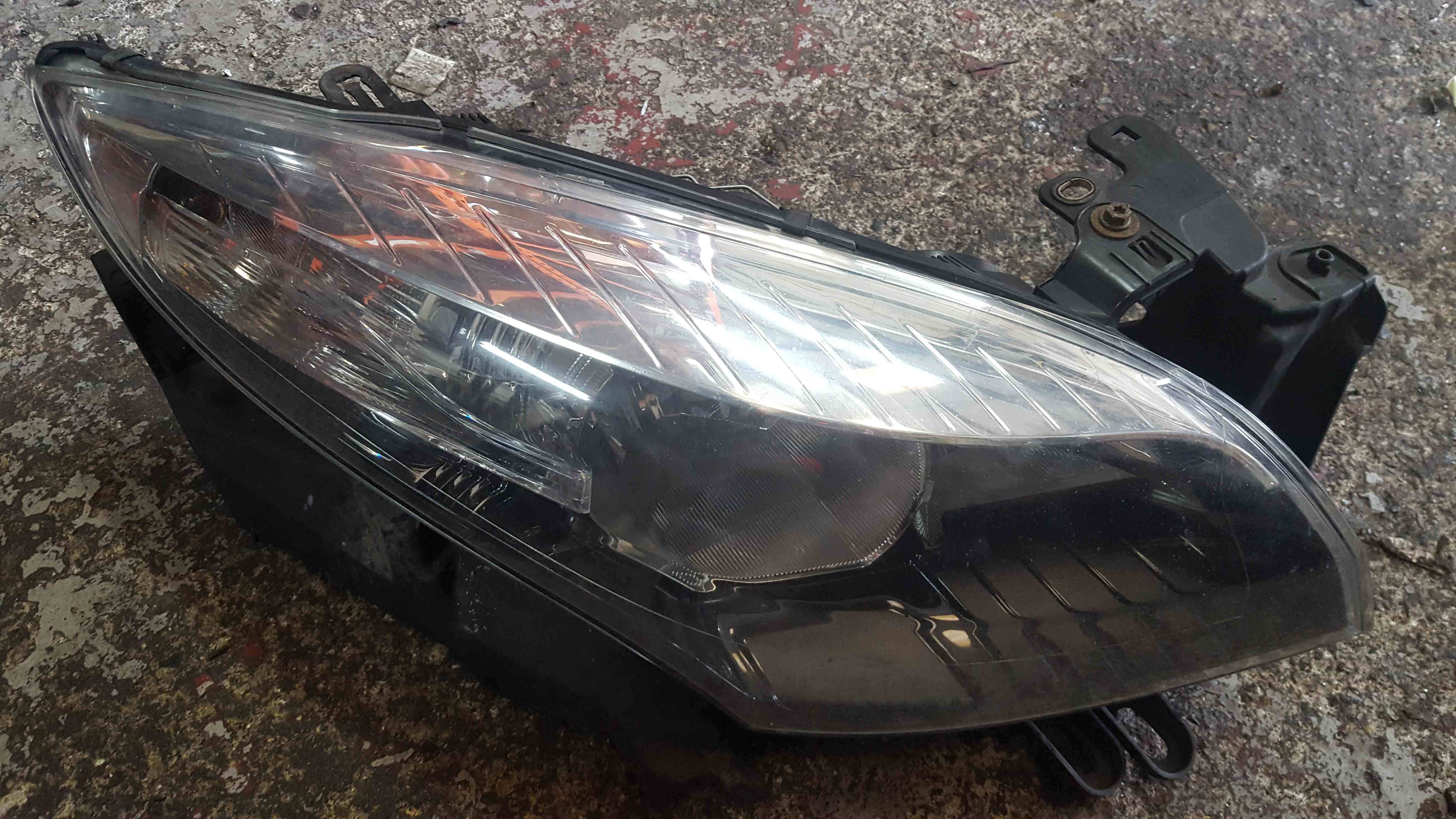 Renault Megane MK3 2012-2016 Drivers OSF Front Headlight FACELIFT 260107117R