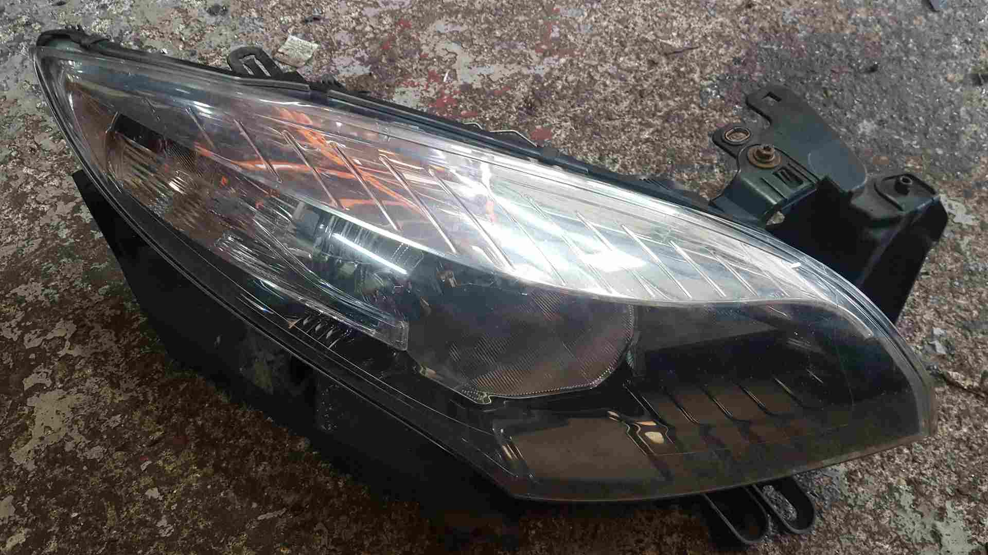 thumbnail image 2 of Ultimate Styling Driver Side Headlight For Renault Megane Mk3 (2014-2017) – Halogen, Black Inner 2 of 5