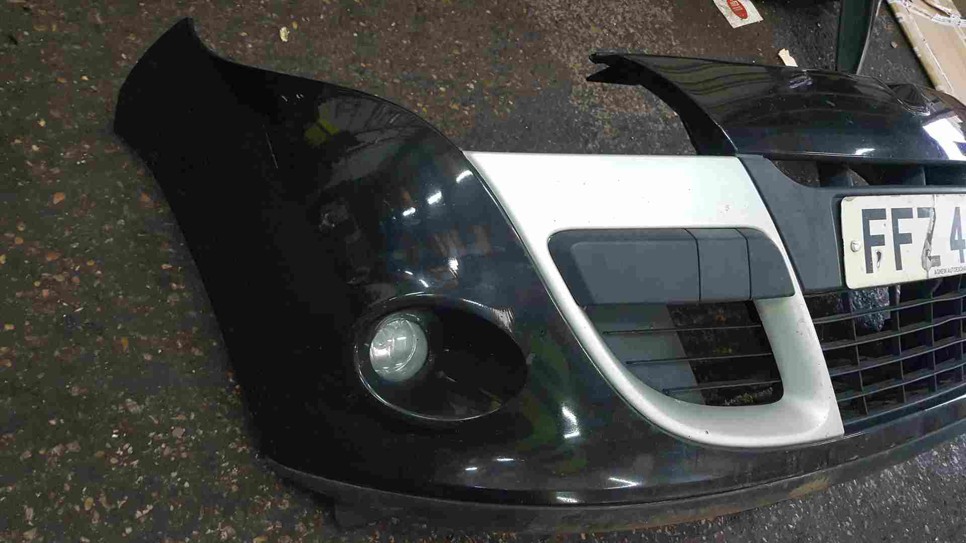 Thumb 2 Renault Megane MK3 Coupe 2008-2012 Front Bumper Black 676 Silver Trim FOG Lights