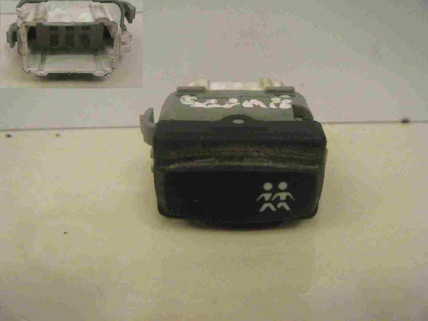 Renault Megane + Scenic 2003-2009 Rear Window Lock Switch Child 8200002445