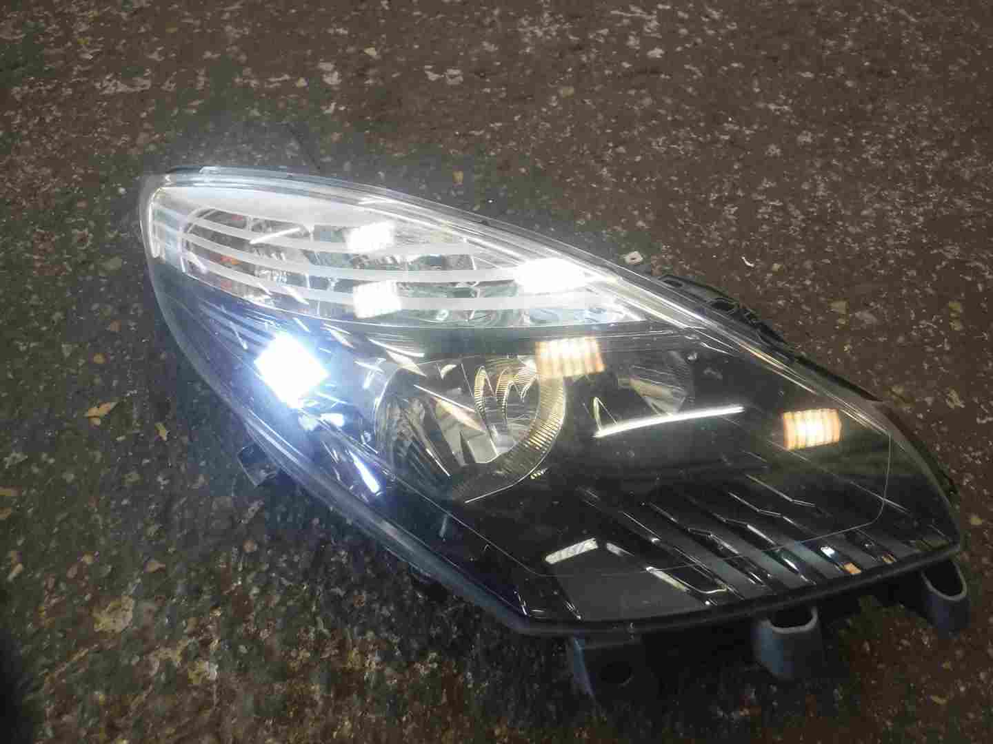 Renault Scenic MK3 2009-2013 Drivers OSF Front Headlight 260100024r