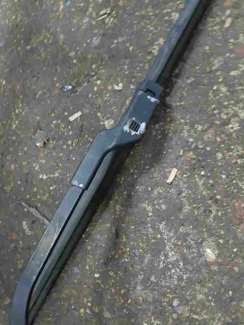 Thumb 3 Renault Twingo 2007-2011 Drivers OSF Front Windscreen Wiper ARM 8200402730