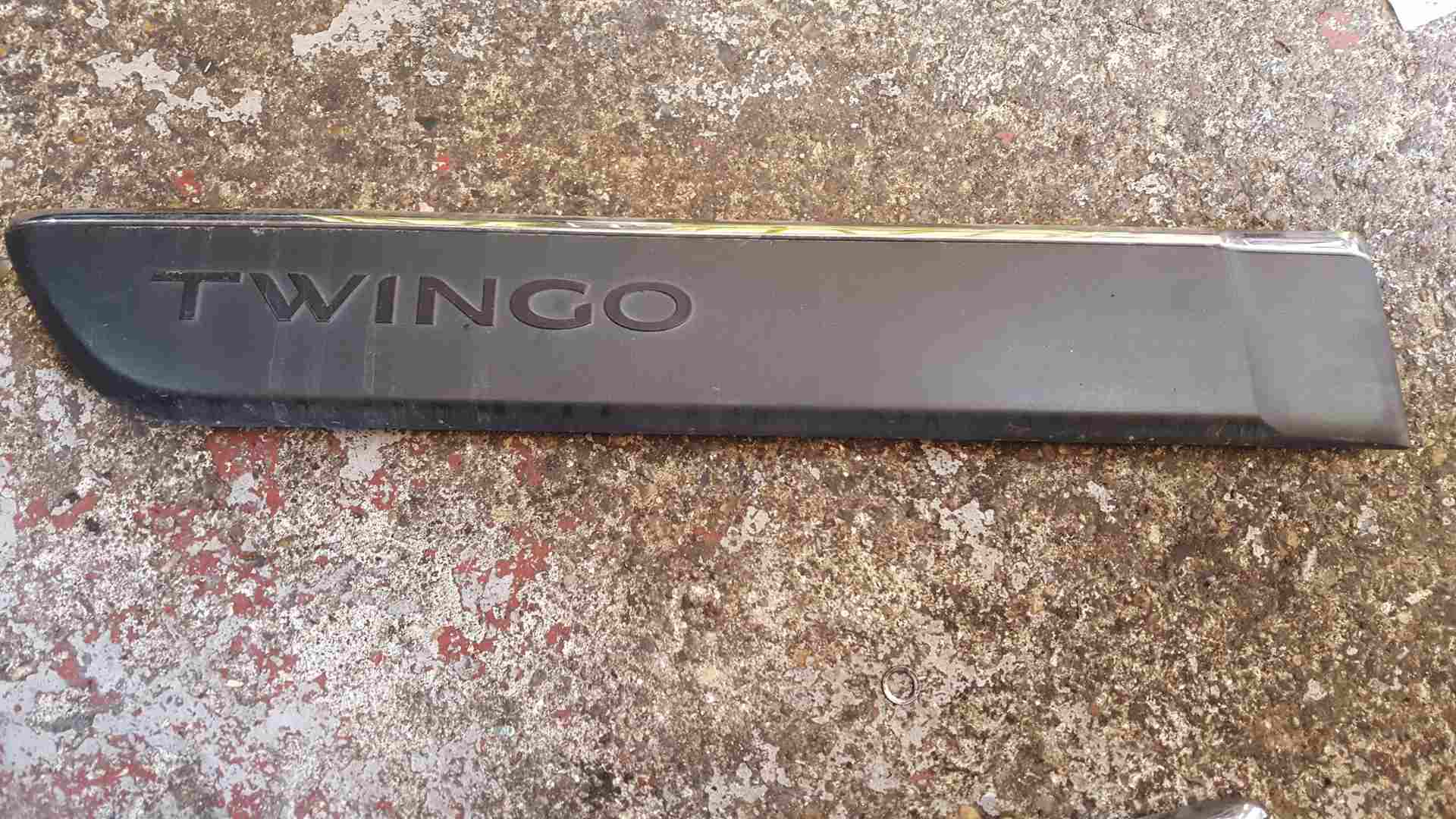 Thumb 3 Renault Twingo 2014-2017 Drivers OSR Rear Moulding Trim With Chrome 828204792R