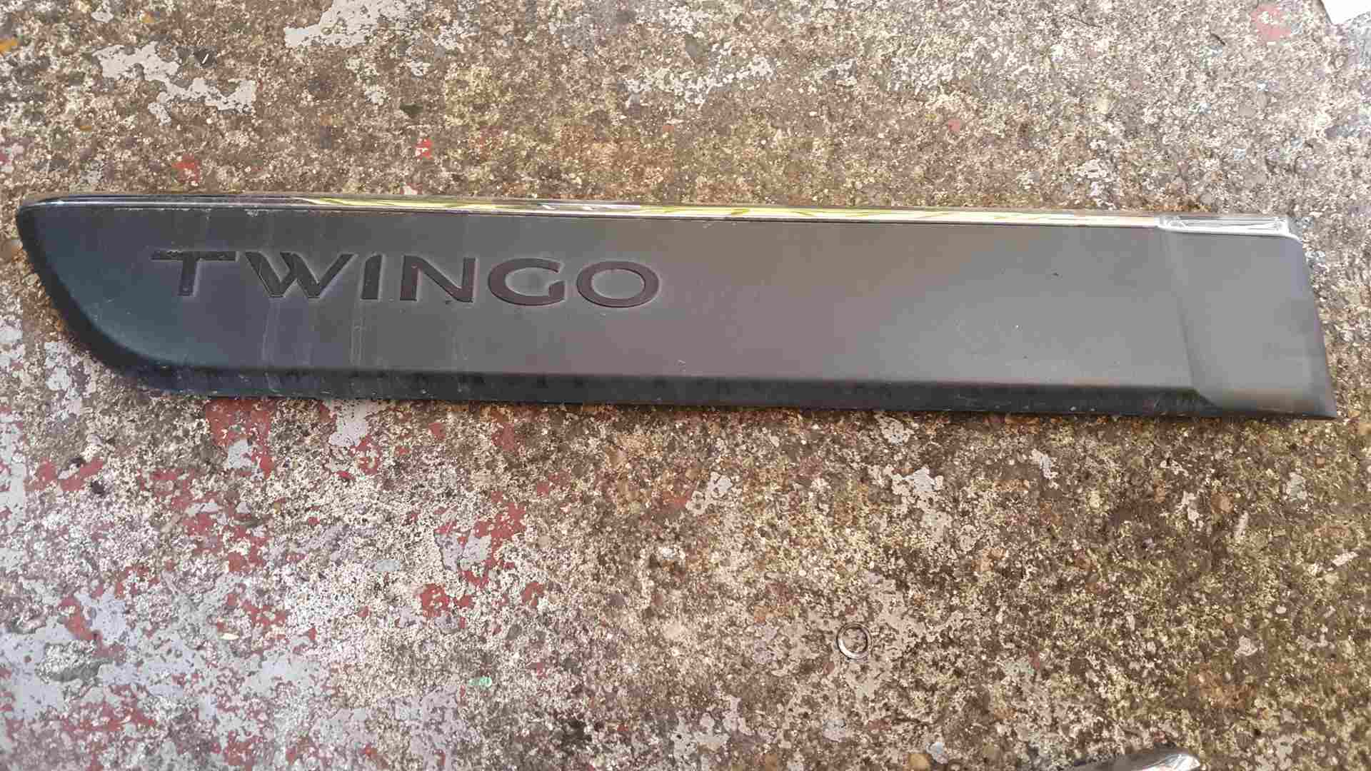 Thumb 4 Renault Twingo 2014-2017 Drivers OSR Rear Moulding Trim With Chrome 828204792R