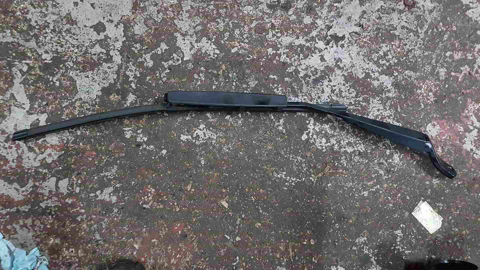Thumb 3 Renault Wind MK1 2010-2013 Passenger NSF Front Windscreen Wiper Arm 8200402731
