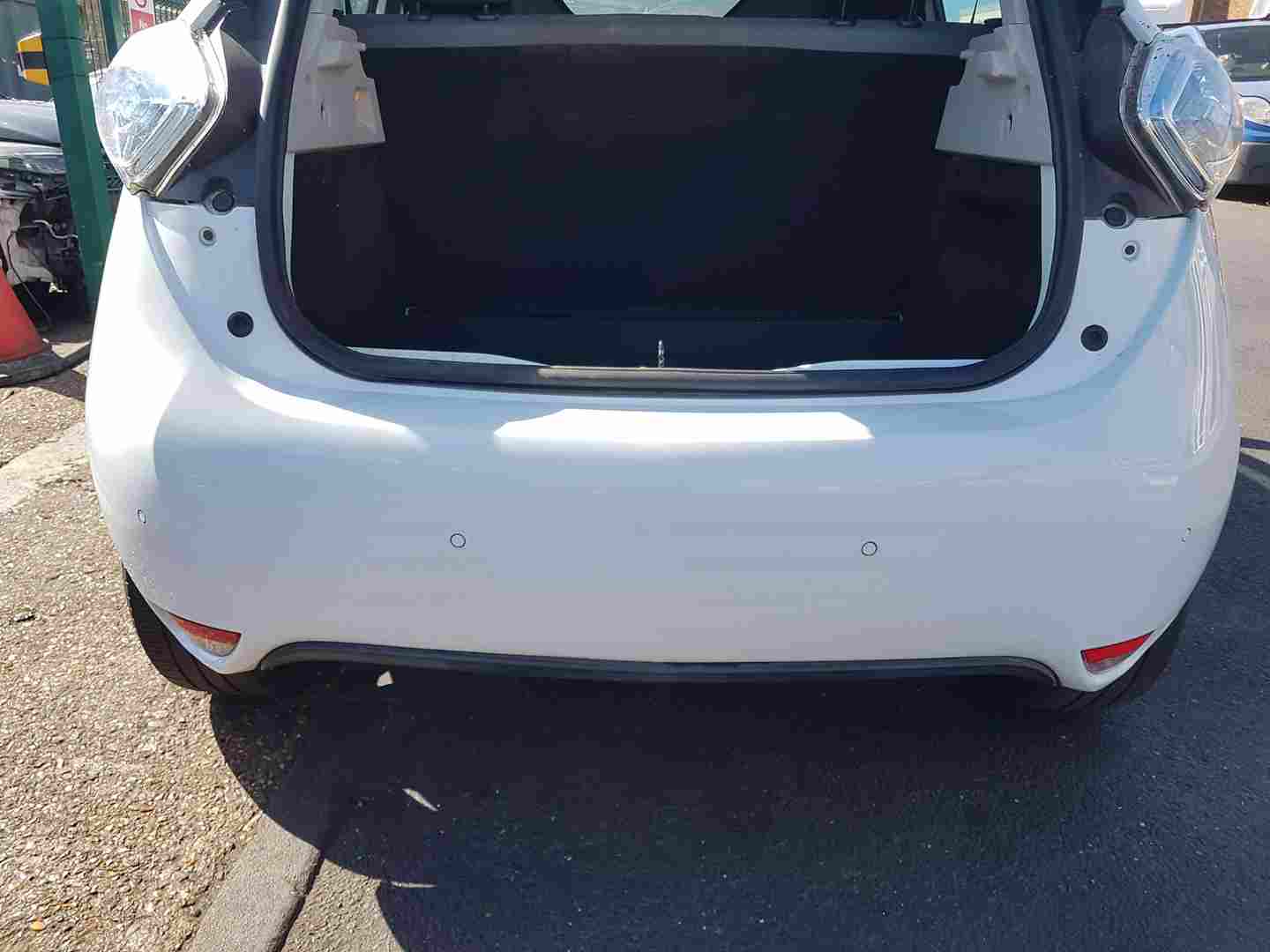 Renault ZOE 2012-2016 Rear Bumper White Ov369 + Parking Sensors 