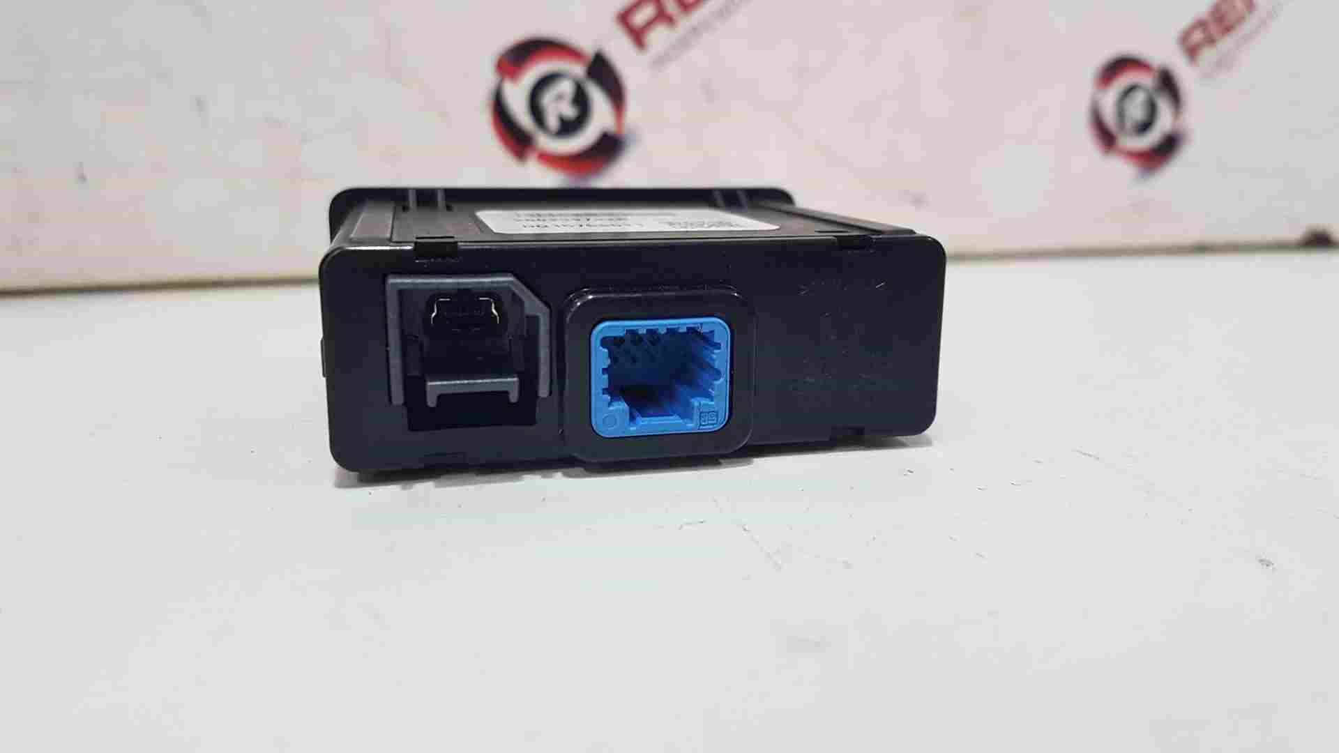 Thumb 2 Rrenault Kadjar 2015-2018 Twin USB Port AUX Socket Console Trim 280239732R