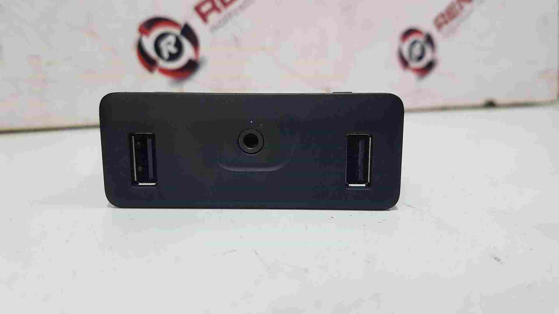 Rrenault Kadjar 2015-2018 Twin USB Port AUX Socket Console Trim 280239732R