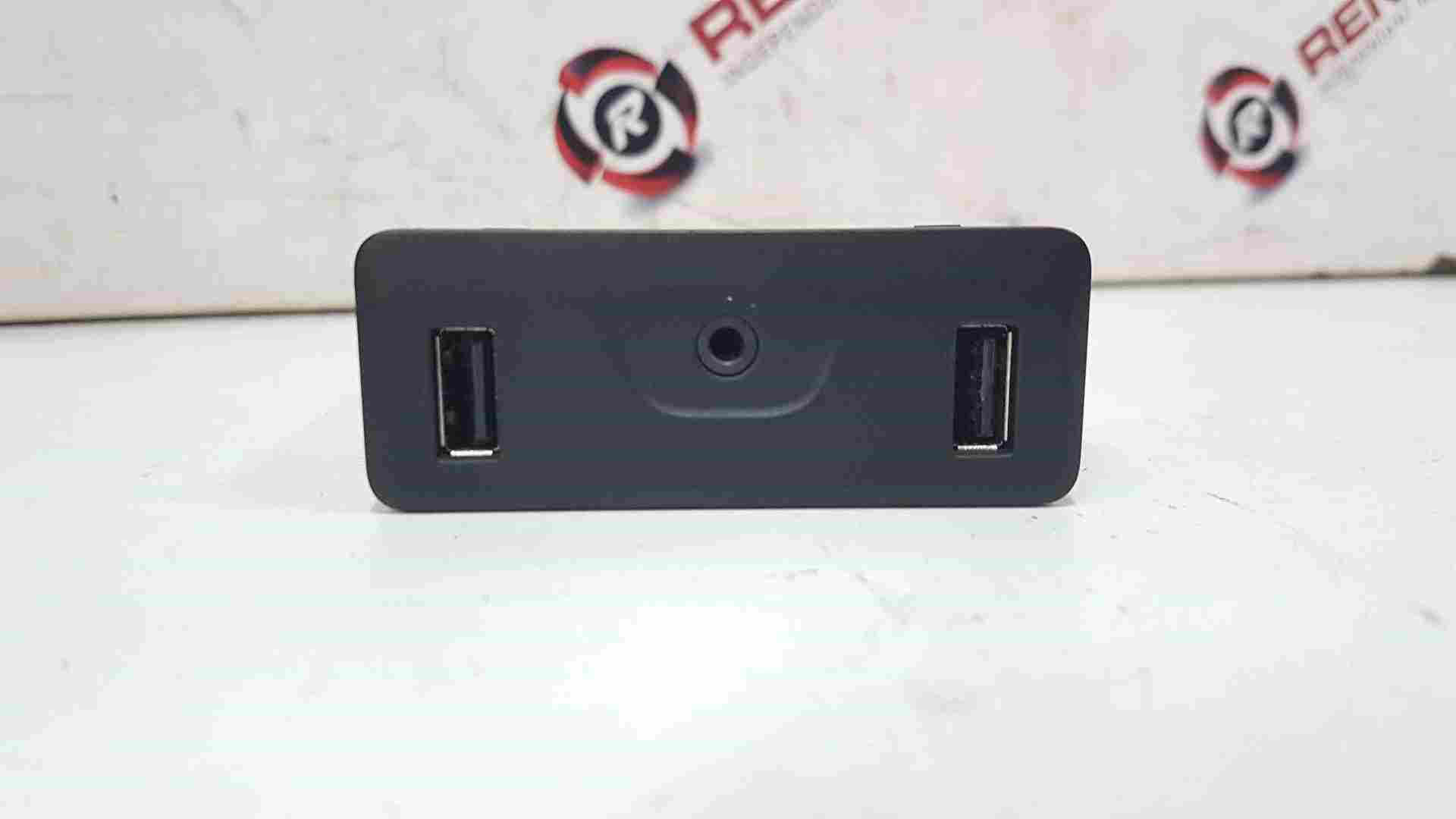 Thumb 5 Rrenault Kadjar 2015-2018 Twin USB Port AUX Socket Console Trim 280239732R